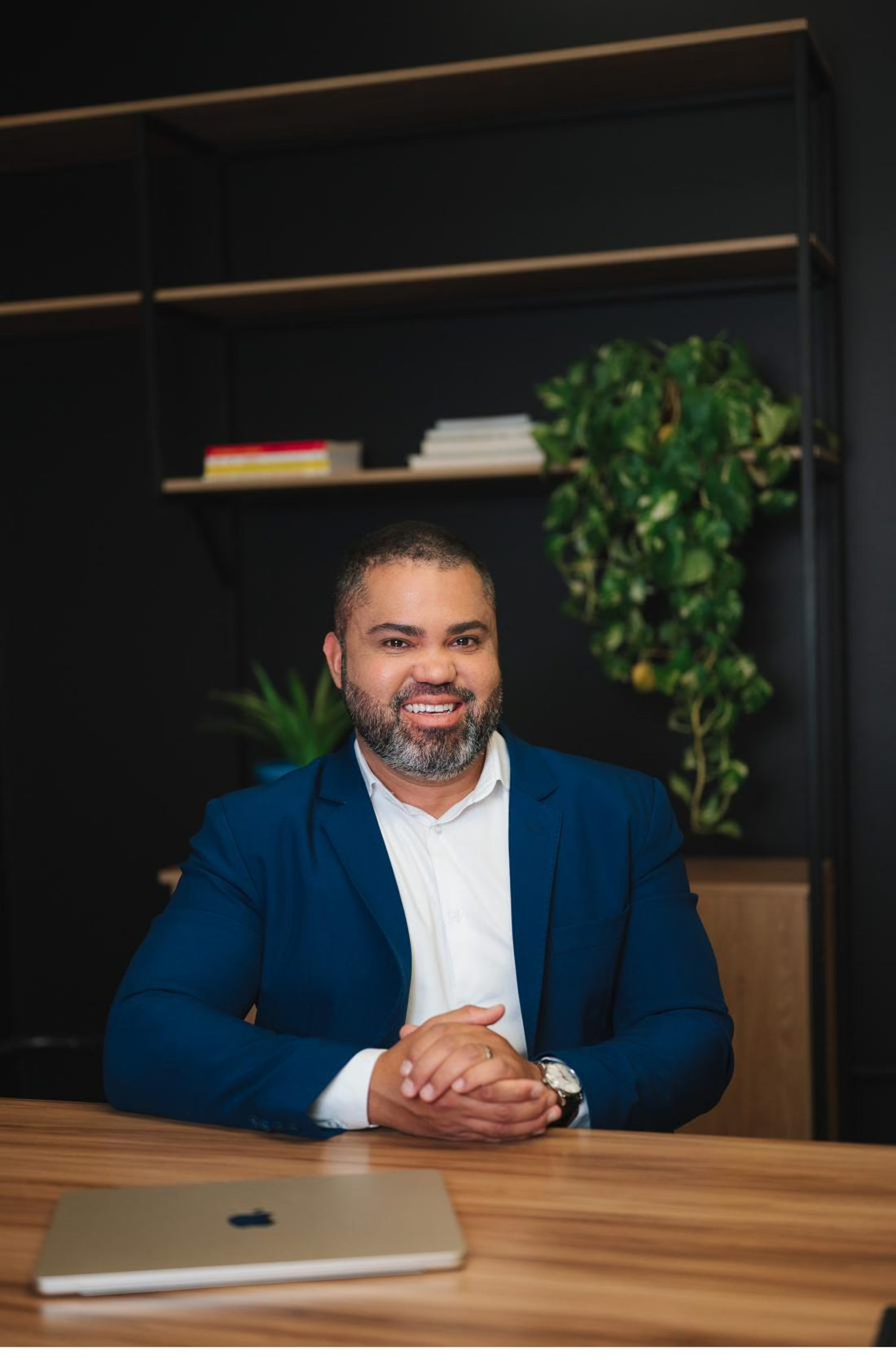 Dr. João Paulo Santos, médico, sorrindo em seu consultório