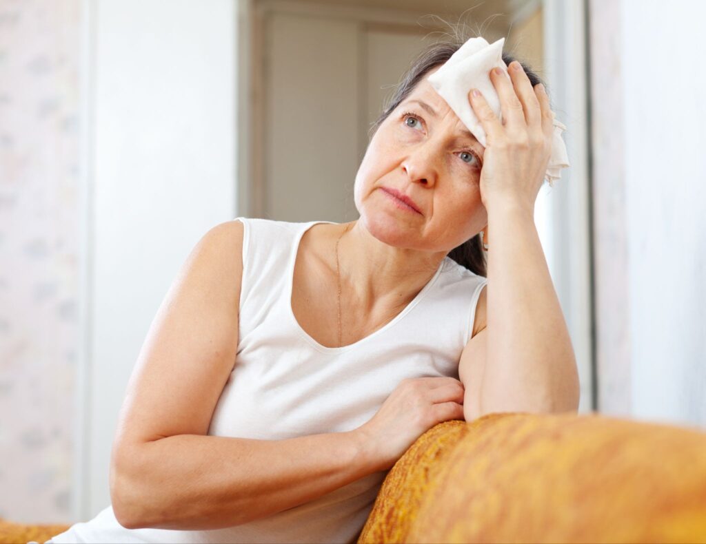 Os fogachos são o sintoma mais conhecido da transição menopausal, mas estão longe de ser o único. Sono ruim, humor instável e mudanças no peso também fazem parte do quadro.